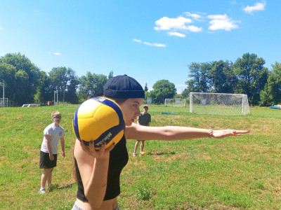 Подростки Тин-лиги становятся помощниками спортивных инструкторов в летнем лагере