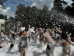 Жара вернулась в Сибирь: в Заслоновграде прошла грандиозная пенная вечеринка!