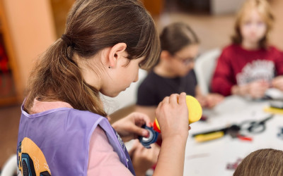 Подростки из Тин-лиги стали помощниками тренеров в детском лагере &laquo;Сахареж&raquo;: опыт, который вдохновляет