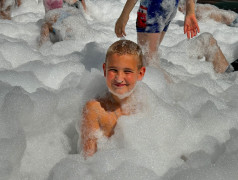 Жара вернулась в Сибирь: в Заслоновграде прошла грандиозная пенная вечеринка!