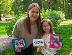 Дудлинг-магия в "Маяке": Кружок "Творческая мастерская" раскрасил открытки фантазией!