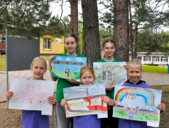 Выставка рисунков - кладезь талантов в ДОЛ "Маяк"!