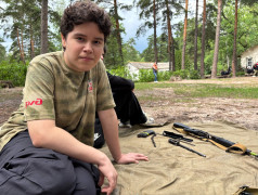 Юные патриоты "Зелёного огонька" осваивают сборку автомата Калашникова!