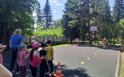 Подростки Тин-лиги становятся помощниками спортивных инструкторов в летнем лагере