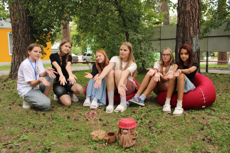 Творческий пикник на траве по созданию поделок из соломки