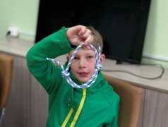 Маяк учится вязать узлы и готовится к туризму!