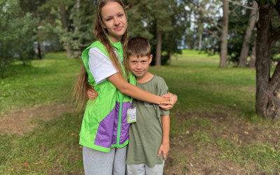 Звезды лагеря: Как подростки-наставники меняют жизнь младших ребят