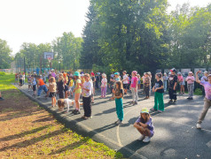 Просыпаемся с солнцем и энергией!  Каждое утро в нашем лагере начинается с зарядки! 