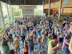 Эстрада Гагарина сегодня просто звенела от голосов ребят!