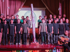 И тут раздались детские голоса!