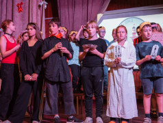 И тут раздались детские голоса!