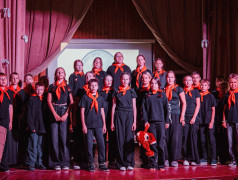 И тут раздались детские голоса!