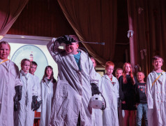 И тут раздались детские голоса!