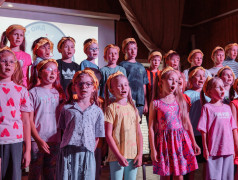 И тут раздались детские голоса!