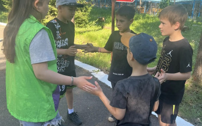 Юные помощники вожатых в лагере Гагарина