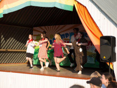 Есть в русском языке слово &laquo;вожатый&raquo;