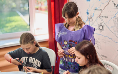 Подростки из Тин-лиги стали помощниками тренеров в детском лагере &laquo;Сахареж&raquo;: опыт, который вдохновляет