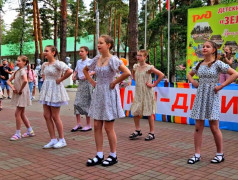 "Мы дети РЖД": Юные таланты зажгли сцену в "Зелёном огоньке", отправившись в увлекательное путешествие по Стране Железных Дорог!