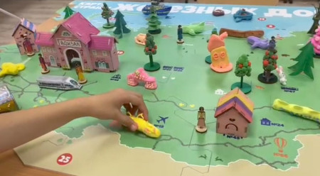 Гранд-макет. Поезд с поздравлением.