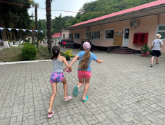 Первый день смены в детском лагере начался с яркого приключения: прохождение квеста с заданиями