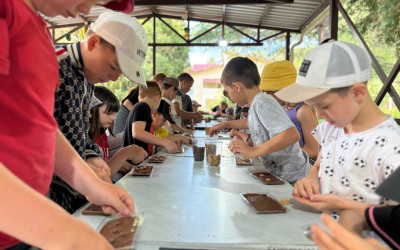 От китайских шашек до шоколадного фонтана: чем занимаются ребята в железнодорожных лагерях