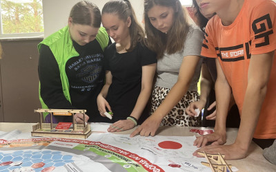 Юные лидеры на старте: как тин-лиговцы помогают делать лето ярче