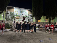 "Внимание! Если вы заметили летающие пирамиды и слышите громкие кричалки, не пугайтесь, вы просто попали в ДОЛ &laquo;Экспресс&raquo; на чирлидинг!"