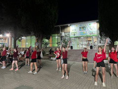 "Внимание! Если вы заметили летающие пирамиды и слышите громкие кричалки, не пугайтесь, вы просто попали в ДОЛ &laquo;Экспресс&raquo; на чирлидинг!"