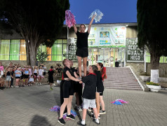 "Внимание! Если вы заметили летающие пирамиды и слышите громкие кричалки, не пугайтесь, вы просто попали в ДОЛ &laquo;Экспресс&raquo; на чирлидинг!"