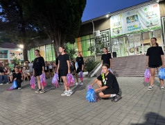 "Внимание! Если вы заметили летающие пирамиды и слышите громкие кричалки, не пугайтесь, вы просто попали в ДОЛ &laquo;Экспресс&raquo; на чирлидинг!"