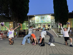 "Внимание! Если вы заметили летающие пирамиды и слышите громкие кричалки, не пугайтесь, вы просто попали в ДОЛ &laquo;Экспресс&raquo; на чирлидинг!"