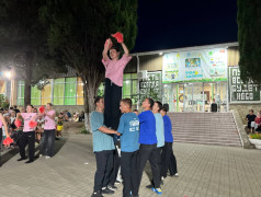 "Внимание! Если вы заметили летающие пирамиды и слышите громкие кричалки, не пугайтесь, вы просто попали в ДОЛ &laquo;Экспресс&raquo; на чирлидинг!"