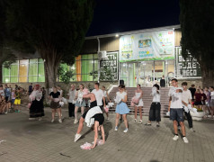 "Внимание! Если вы заметили летающие пирамиды и слышите громкие кричалки, не пугайтесь, вы просто попали в ДОЛ &laquo;Экспресс&raquo; на чирлидинг!"