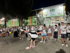 "Внимание! Если вы заметили летающие пирамиды и слышите громкие кричалки, не пугайтесь, вы просто попали в ДОЛ &laquo;Экспресс&raquo; на чирлидинг!"