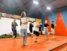 Фестиваль Артов: Творчество, Театр и Музыкальные Пародии! 