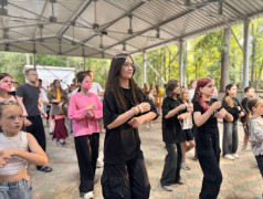 Фестиваль Артов: Творчество, Театр и Музыкальные Пародии! 