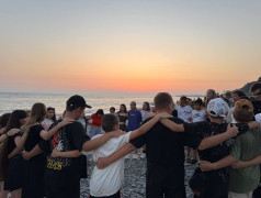 "Закат, слезы, орлятский круг: Так ДОЛ "Экспресс" прощается с морем