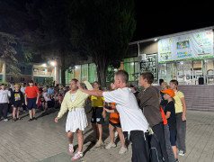 В ДОЛ "Экспресс" клонировали звезд! Леди Гага и Артур Пирожков в одном флаконе!