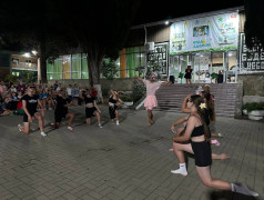 В ДОЛ "Экспресс" клонировали звезд! Леди Гага и Артур Пирожков в одном флаконе!