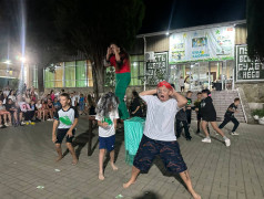 В ДОЛ "Экспресс" клонировали звезд! Леди Гага и Артур Пирожков в одном флаконе!