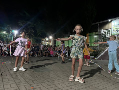 В ДОЛ "Экспресс" клонировали звезд! Леди Гага и Артур Пирожков в одном флаконе!