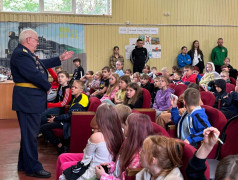 В ДОЛ &laquo;Зелёный огонек&raquo; ветеран войны провёл интересную встречу с детьми!