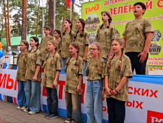 "Мы дети РЖД": Юные таланты зажгли сцену в "Зелёном огоньке", отправившись в увлекательное путешествие по Стране Железных Дорог!