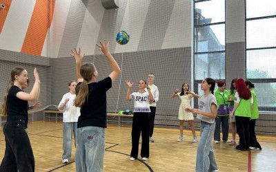 Подростки Тин-лиги помогают организовывать спортивные мероприятия в лагере: вклад и личный рост