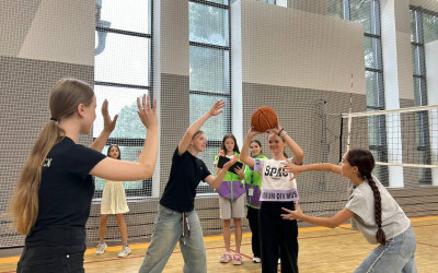 Подростки Тин-лиги помогают организовывать спортивные мероприятия в лагере: вклад и личный рост