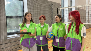 Подростки Тин-лиги помогают организовывать спортивные мероприятия в лагере: вклад и личный рост