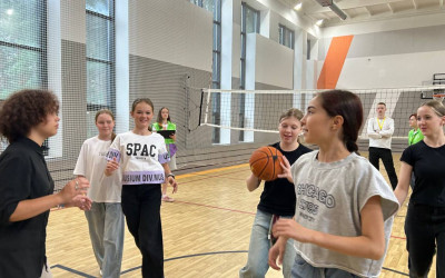 Подростки Тин-лиги помогают организовывать спортивные мероприятия в лагере: вклад и личный рост