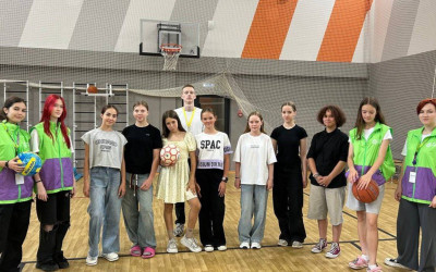 Подростки Тин-лиги помогают организовывать спортивные мероприятия в лагере: вклад и личный рост