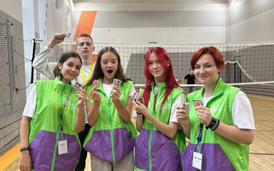 Подростки Тин-лиги помогают организовывать спортивные мероприятия в лагере: вклад и личный рост