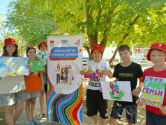 Семейные ценности: выставка картин и поделок в честь Года семьи 2024! 